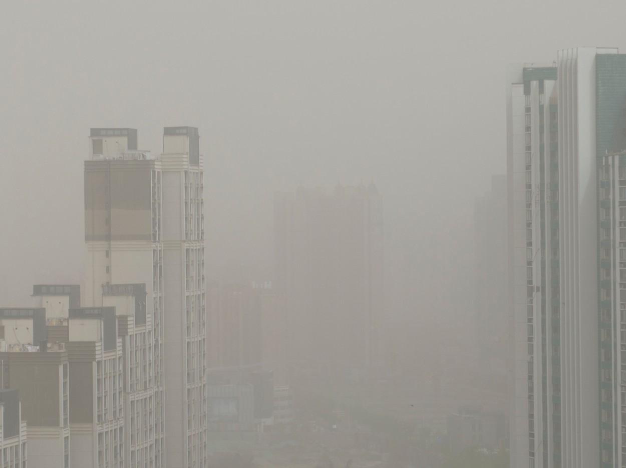 Furtună de nisip în China. Poluarea a atins un nivel periculos