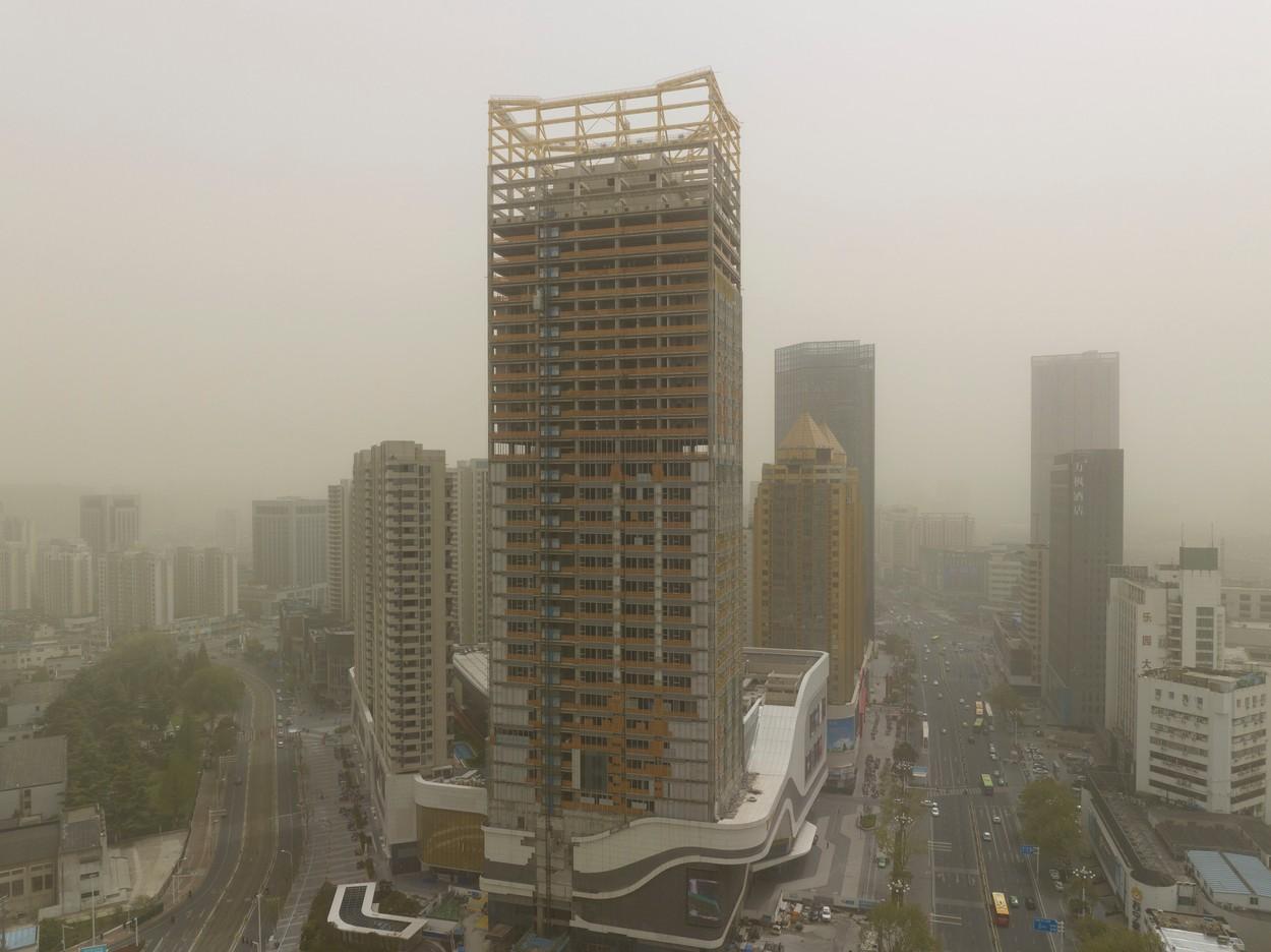 Furtună de nisip în China. Poluarea a atins un nivel periculos
