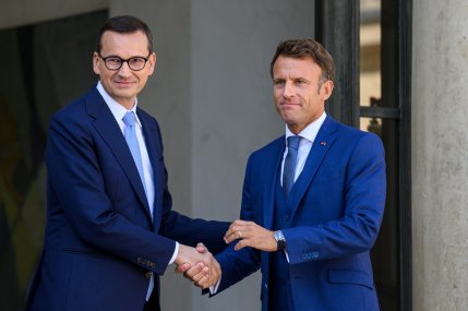 Mateusz Morawiecki, premierul Poloniei, și Emmanuel Macron, președintele Franței