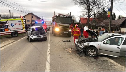 Impact violent între două maşini, în Neamţ. O femeie de 67 de ani a murit, alte patru persoane au fost rănite