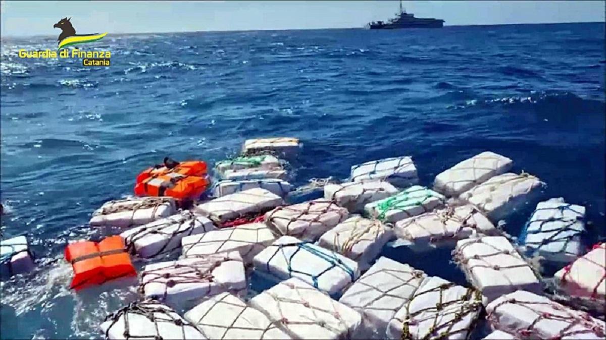 Tone de cocaină găsite plutind în largul mării în Italia.