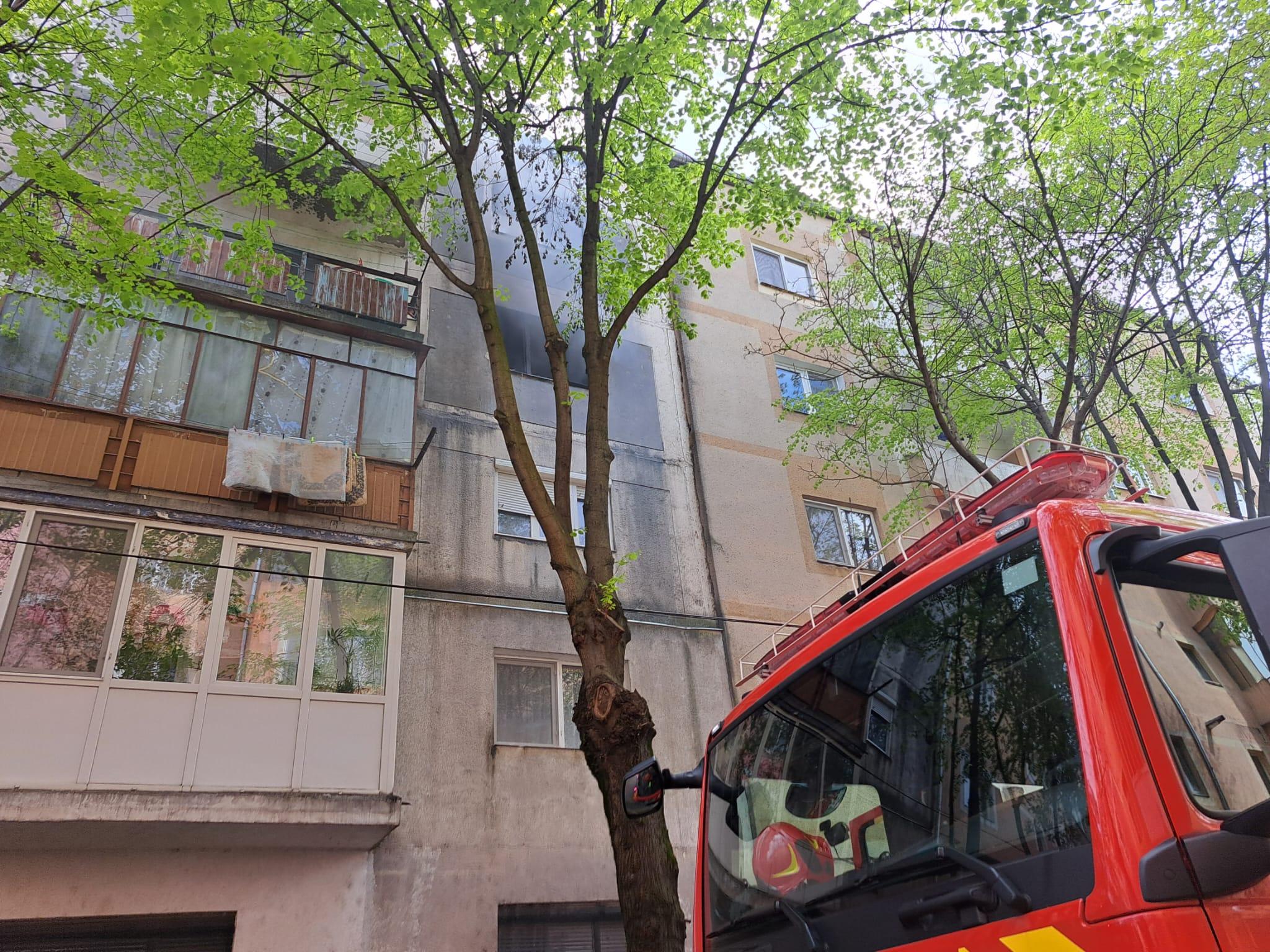 Incendiu într-un bloc din Satu Mare. Mai multe persoane au fost evacuate, după ce un apartament a fost cuprins de flăcări