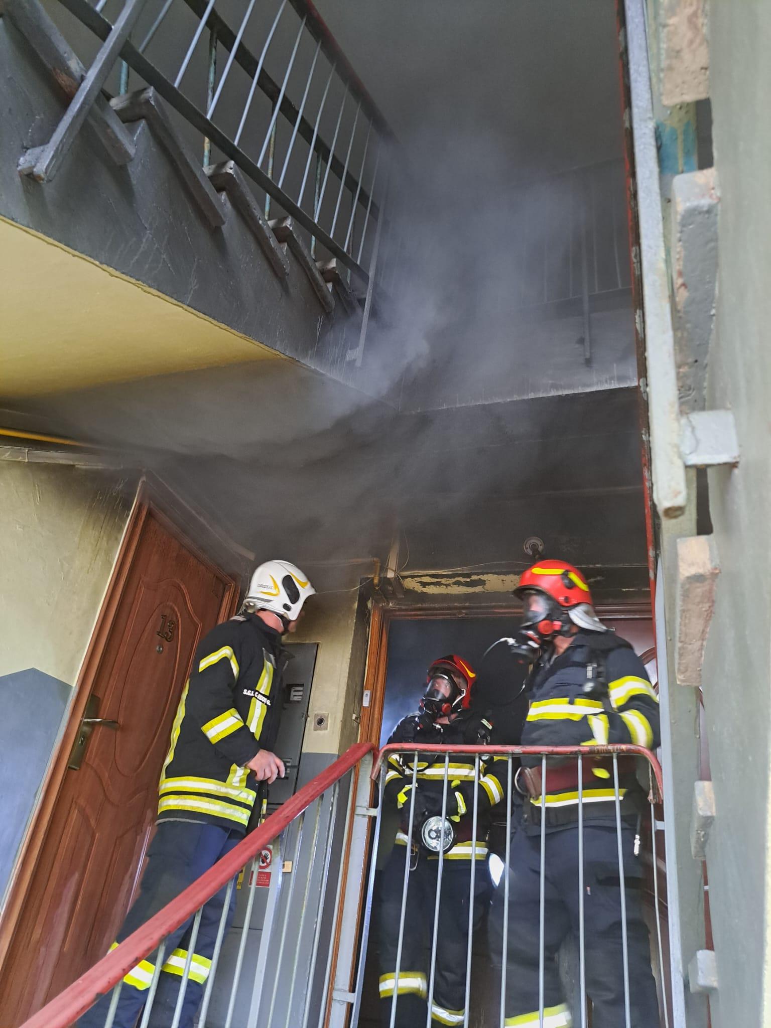 Incendiu într-un bloc din Satu Mare. Mai multe persoane au fost evacuate, după ce un apartament a fost cuprins de flăcări