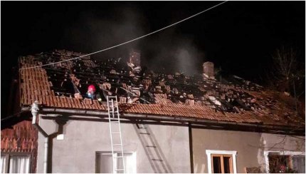 Un bărbat a fost găsit mort, după ce un incendiu a mistuit o casă din Suceava