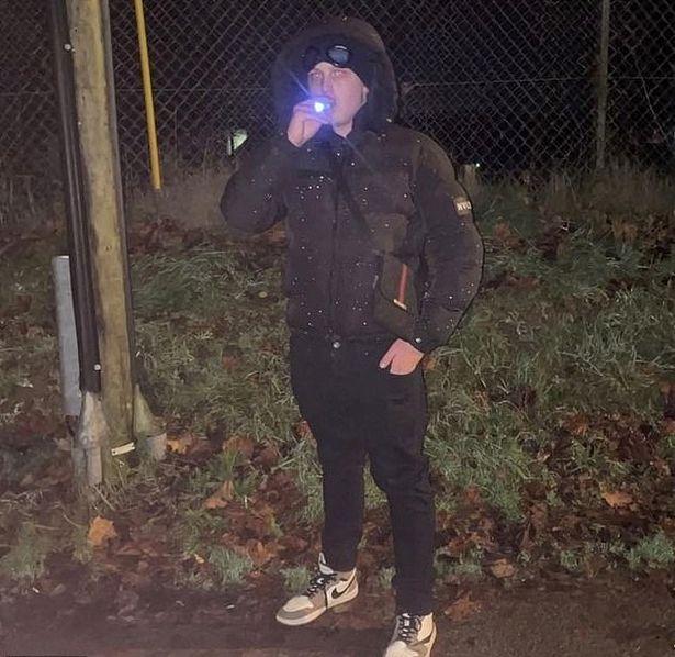 Doi adolescenți de 16 și 18 ani și un bărbat de 30 de ani au pierit într-o mașină în flăcări, pe un drum din UK