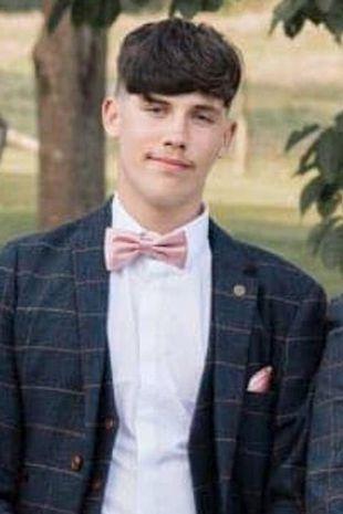 Doi adolescenți de 16 și 18 ani și un bărbat de 30 de ani au pierit într-o mașină în flăcări, pe un drum din UK