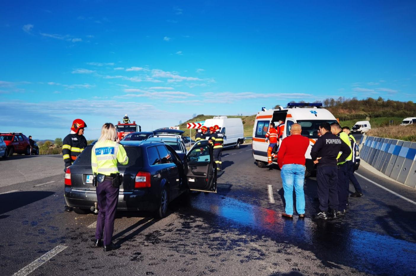Patru persoane au ajuns la spital după ce două mașini s-au ciocnit frontal într-o intersecție din Hunedoara