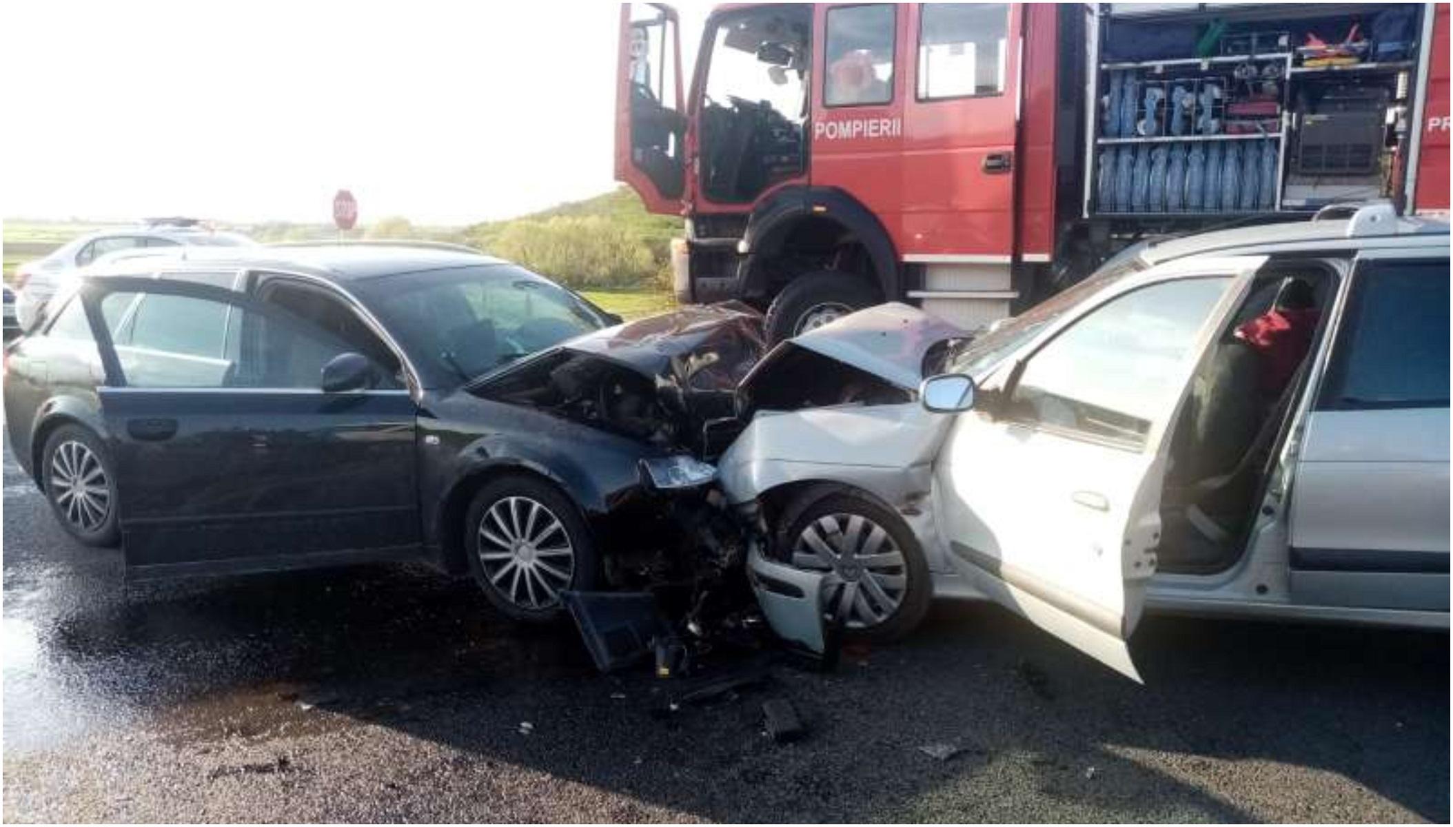 Patru persoane au ajuns la spital după ce două mașini s-au ciocnit frontal într-o intersecție din Hunedoara