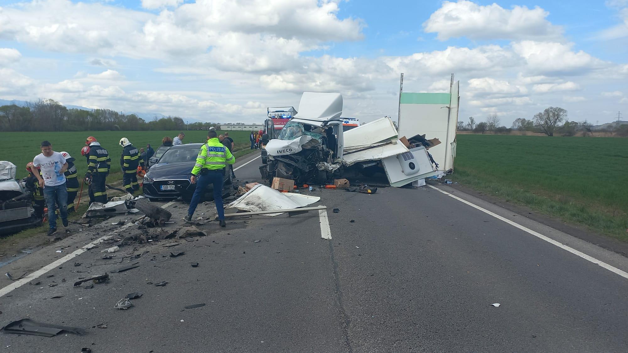 7 persoane rănite într-un accident produs pe DN1 între Olteţ şi Viştea. Traficul, blocat complet