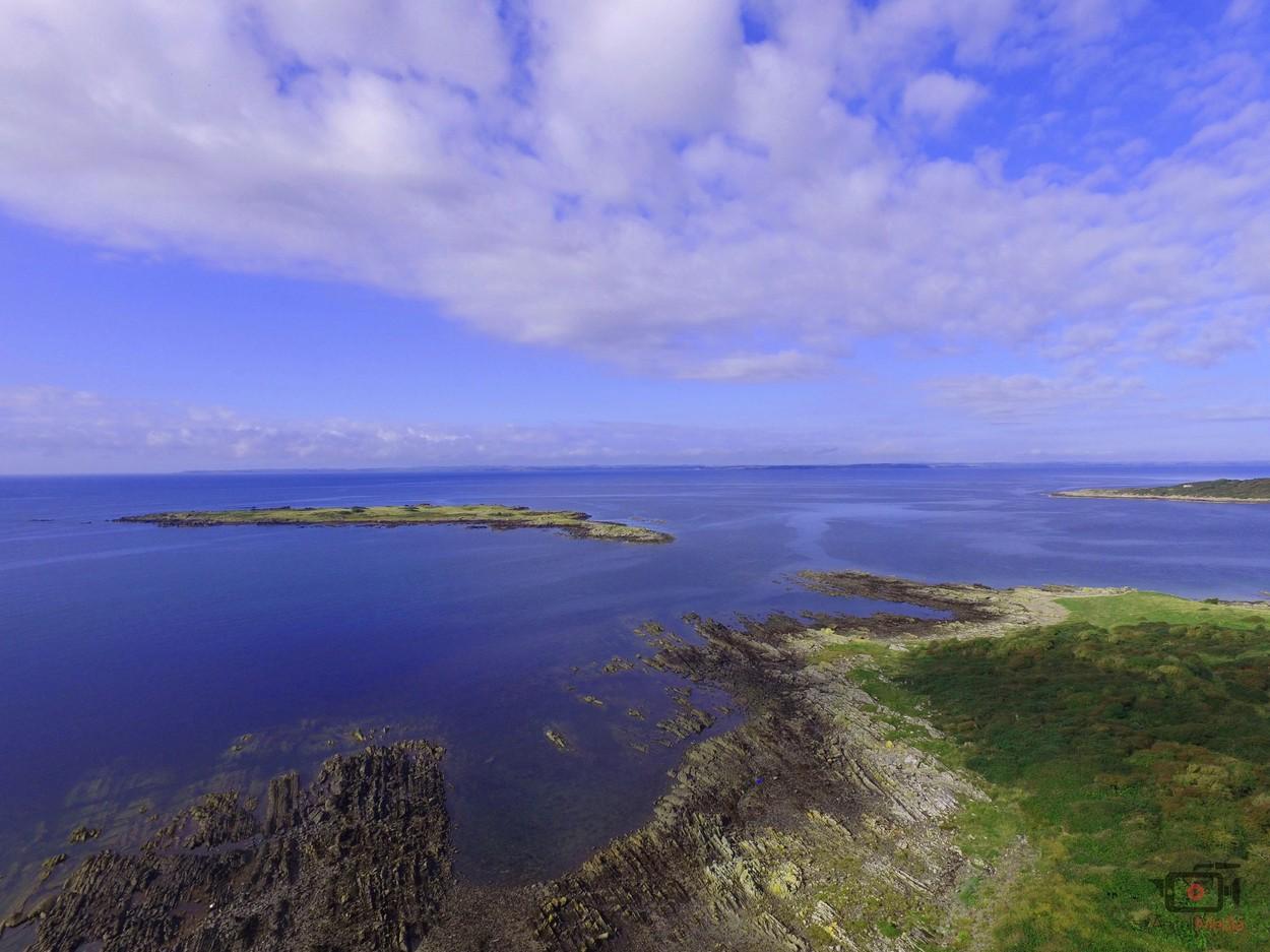 Insulă izolată din Scoţia, scoasă la vânzare pentru cine îşi doreşte să evadeze din cotidian. Cât costă "regatul în miniatură"