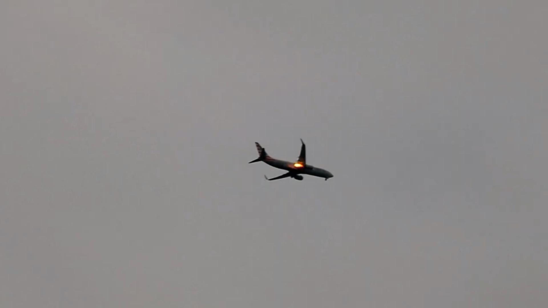 Boeing 737 cu un motor în flăcări