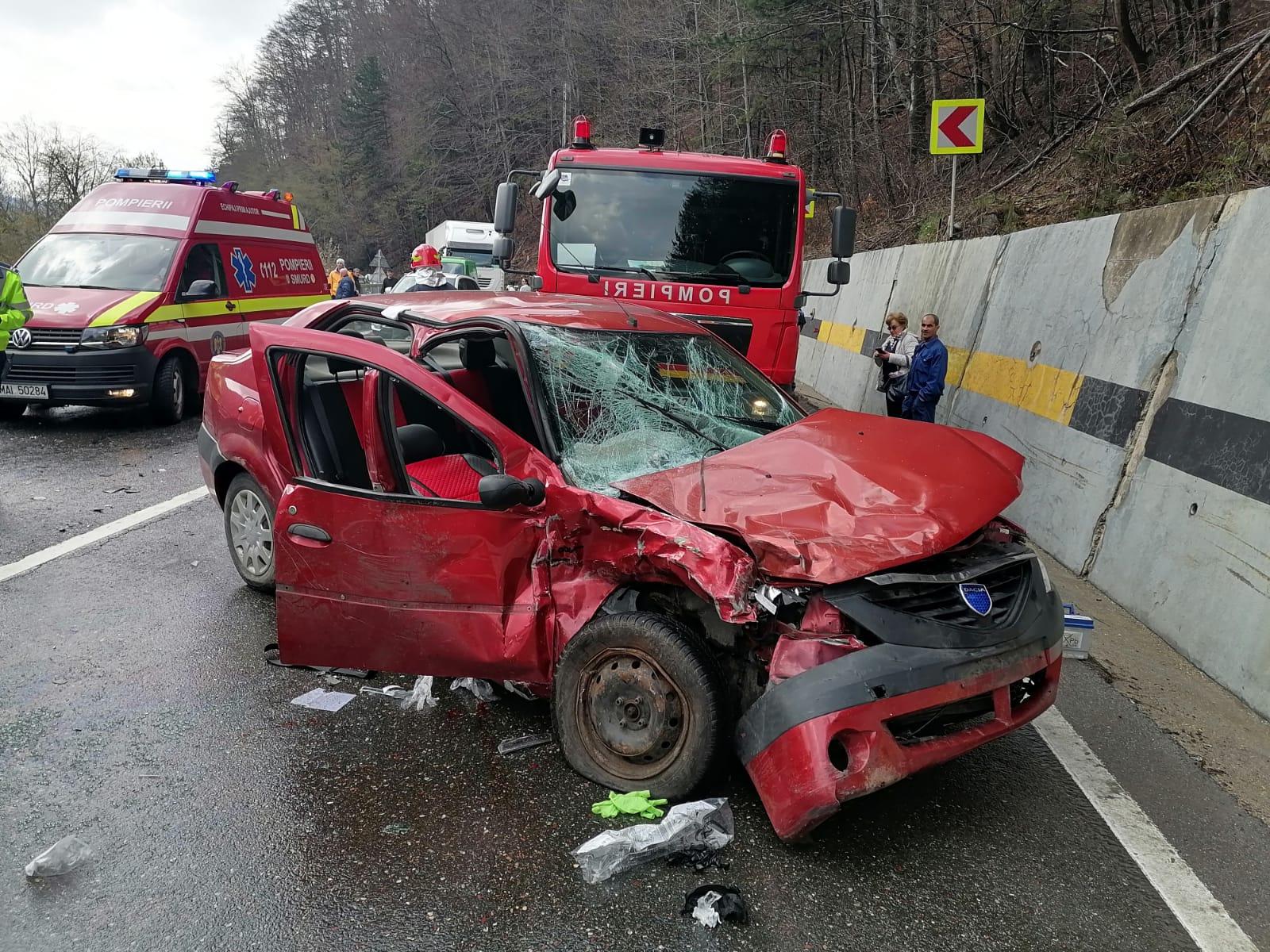 O victimă a rămas prinsă între fiarele contorsionate