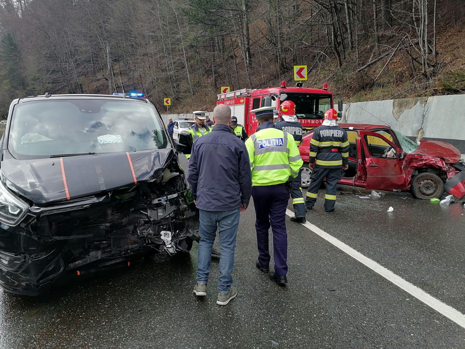 O victimă a rămas prinsă între fiarele contorsionate