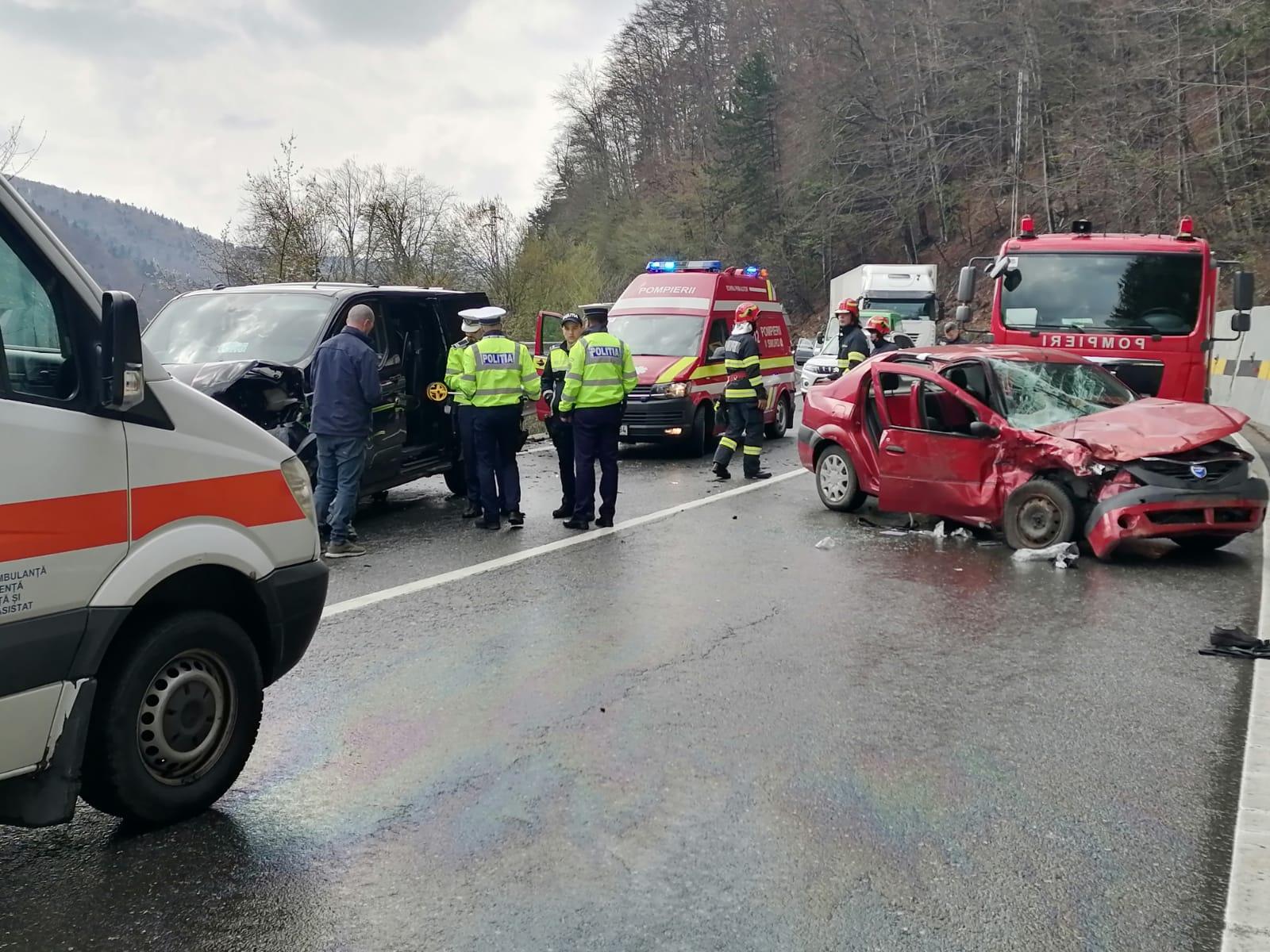 O victimă a rămas prinsă între fiarele contorsionate