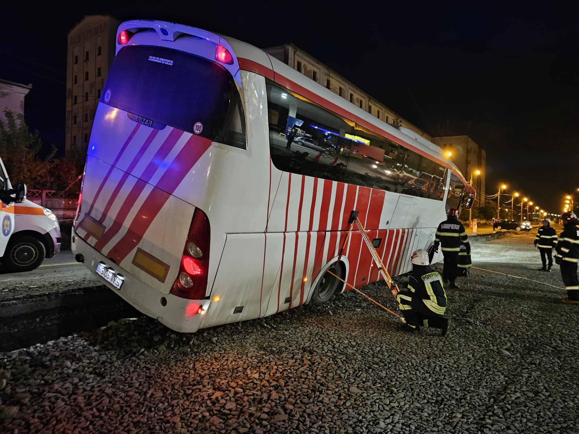 Un autocar care transporta 55 de pasageri, la un pas să se răstoarne după ce a derapat şi a rămas înclinat pe marginea drumului, în Alba Iulia