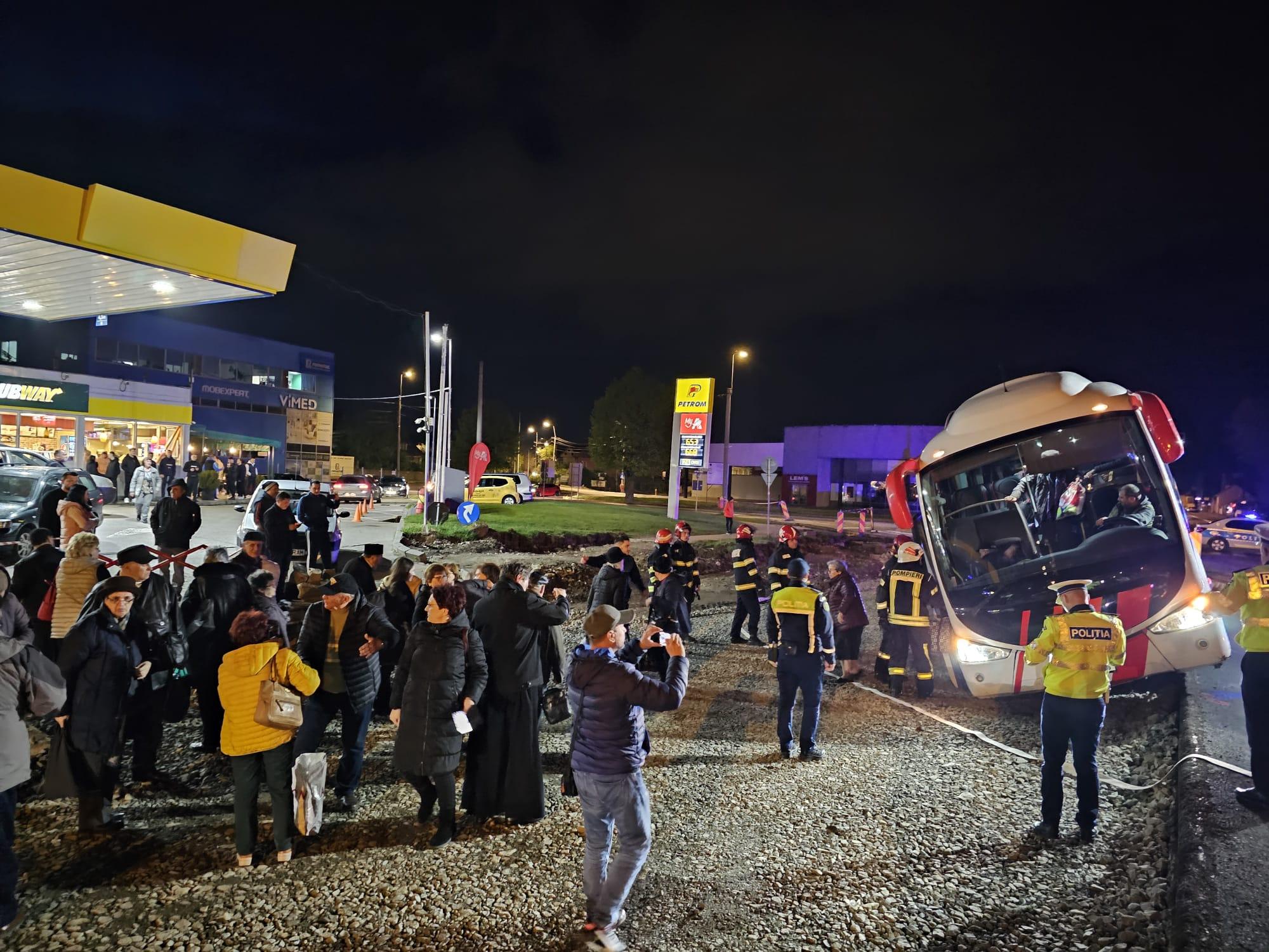 Un autocar care transporta 55 de pasageri, la un pas să se răstoarne după ce a derapat şi a rămas înclinat pe marginea drumului, în Alba Iulia