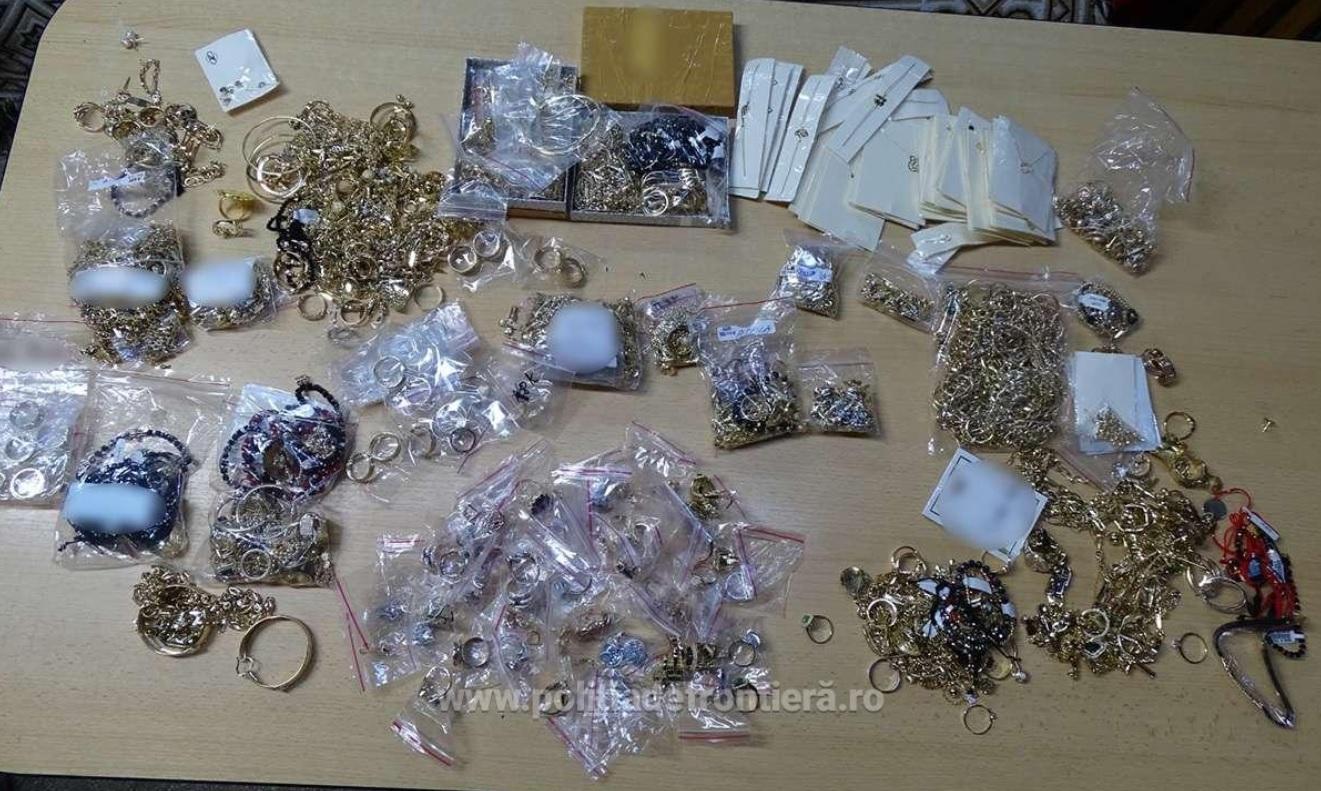 Cetăţean turc, prins în timp ce încerca să intre în România cu 3.445 grame de aur. Bijuteriile valorează aproape un milion de lei