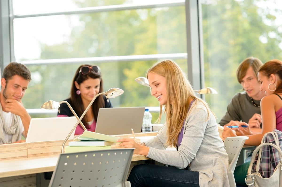 Elevii se pregătesc intens pentru susţinerea Bac 2023 Elevii se pregătesc intens pentru susţinerea Bac 2023
