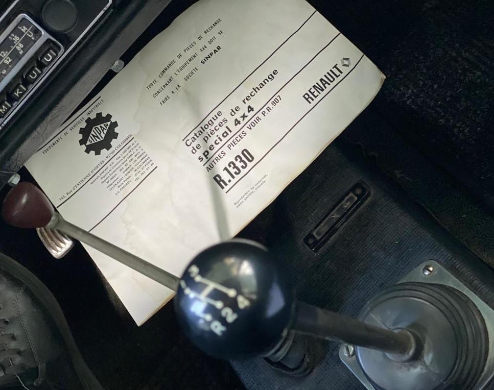 Un român a mers în "vizită" la RAR cu o bijuterie de Renault 12 Sinpar, din 1974. Maşina, cumpărată din Elveţia, a fost fabricată în ediţie limitată