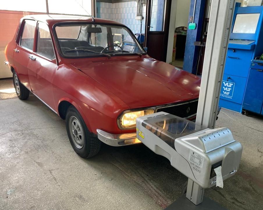 Un român a mers în "vizită" la RAR cu o bijuterie de Renault 12 Sinpar, din 1974. Maşina, cumpărată din Elveţia, a fost fabricată în ediţie limitată