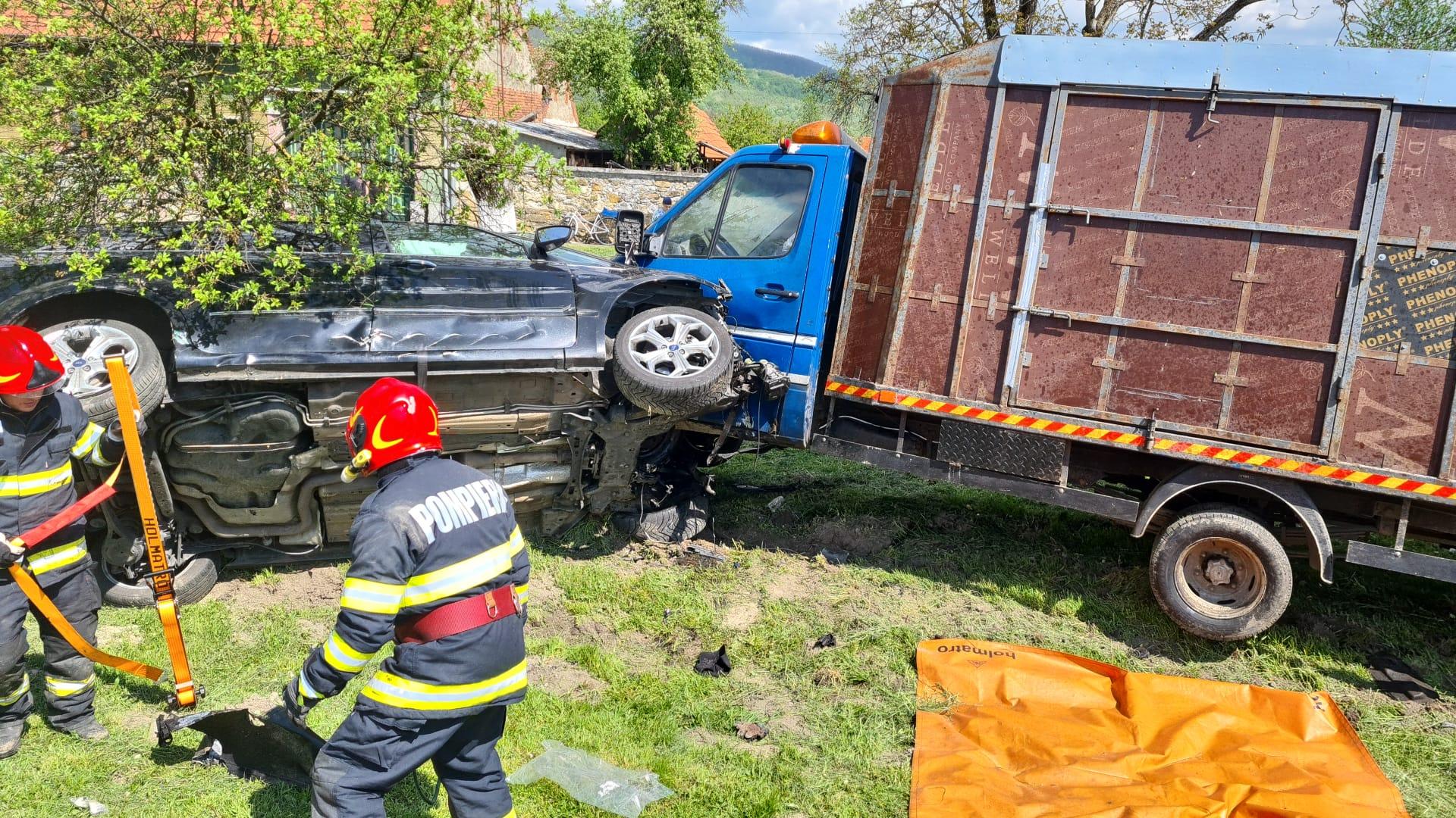 Dezastru pe o șosea din Caransebeş. Un mort și patru răniți, după ce un TIR, o autoutilitară şi trei mașini s-au făcut zob. Vehiculele "au zburat" de pe şosea
