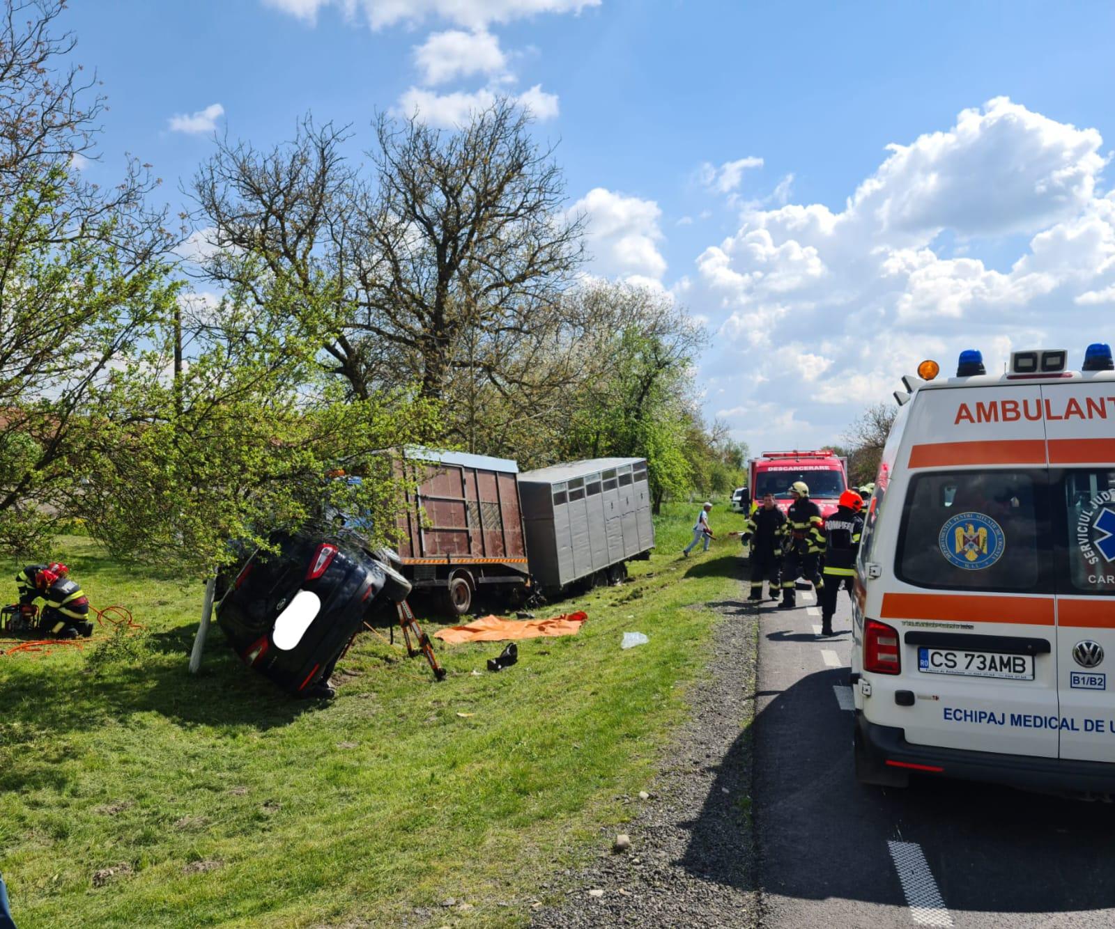 Dezastru pe o șosea din Caransebeş. Un mort și patru răniți, după ce un TIR, o autoutilitară şi trei mașini s-au făcut zob. Vehiculele "au zburat" de pe şosea