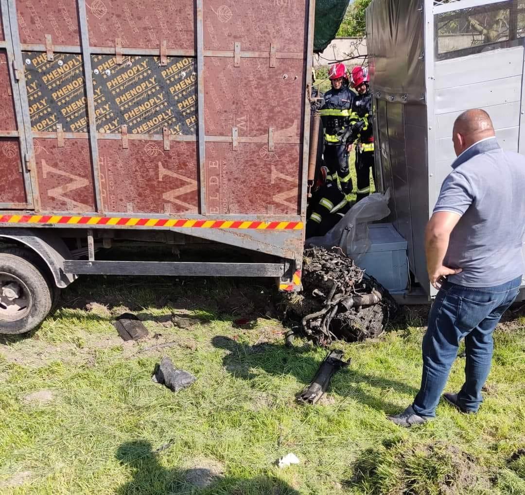 Dezastru pe o șosea din Caransebeş. Un mort și patru răniți, după ce un TIR, o autoutilitară şi trei mașini s-au făcut zob. Vehiculele "au zburat" de pe şosea