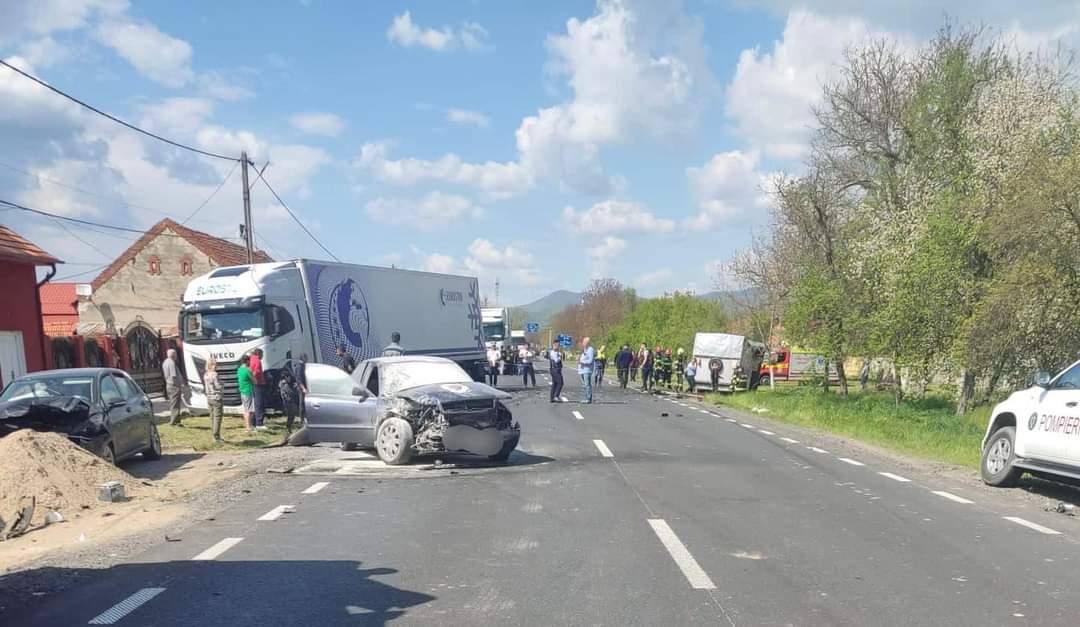 Dezastru pe o șosea din Caransebeş. Un mort și patru răniți, după ce un TIR, o autoutilitară şi trei mașini s-au făcut zob. Vehiculele "au zburat" de pe şosea