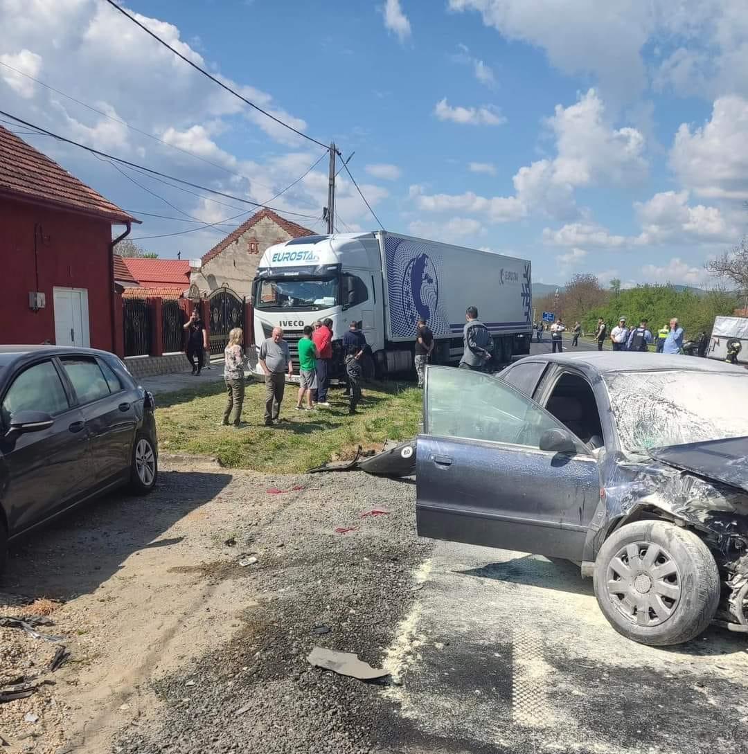 Dezastru pe o șosea din Caransebeş. Un mort și patru răniți, după ce un TIR, o autoutilitară şi trei mașini s-au făcut zob. Vehiculele "au zburat" de pe şosea