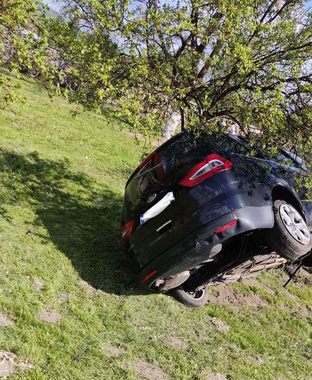 Dezastru pe o șosea din Caransebeş. Un mort și patru răniți, după ce un TIR, o autoutilitară şi trei mașini s-au făcut zob. Vehiculele "au zburat" de pe şosea