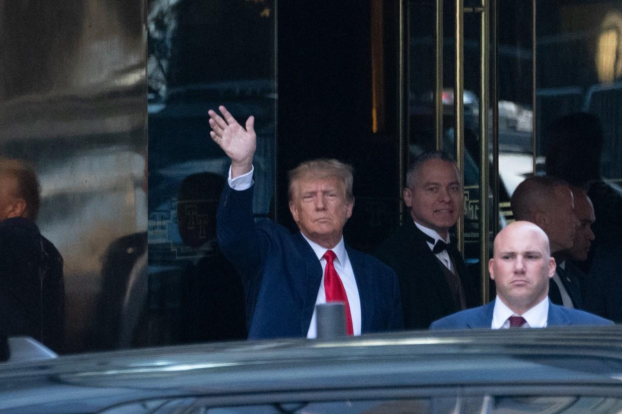 Donald Trump a ajuns în custodia poliției din New York. Este primul președinte american din istorie pus sub acuzare