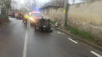 Doi tineri au intrat cu ATV-ul într-un stâlp, în judeţul Braşov