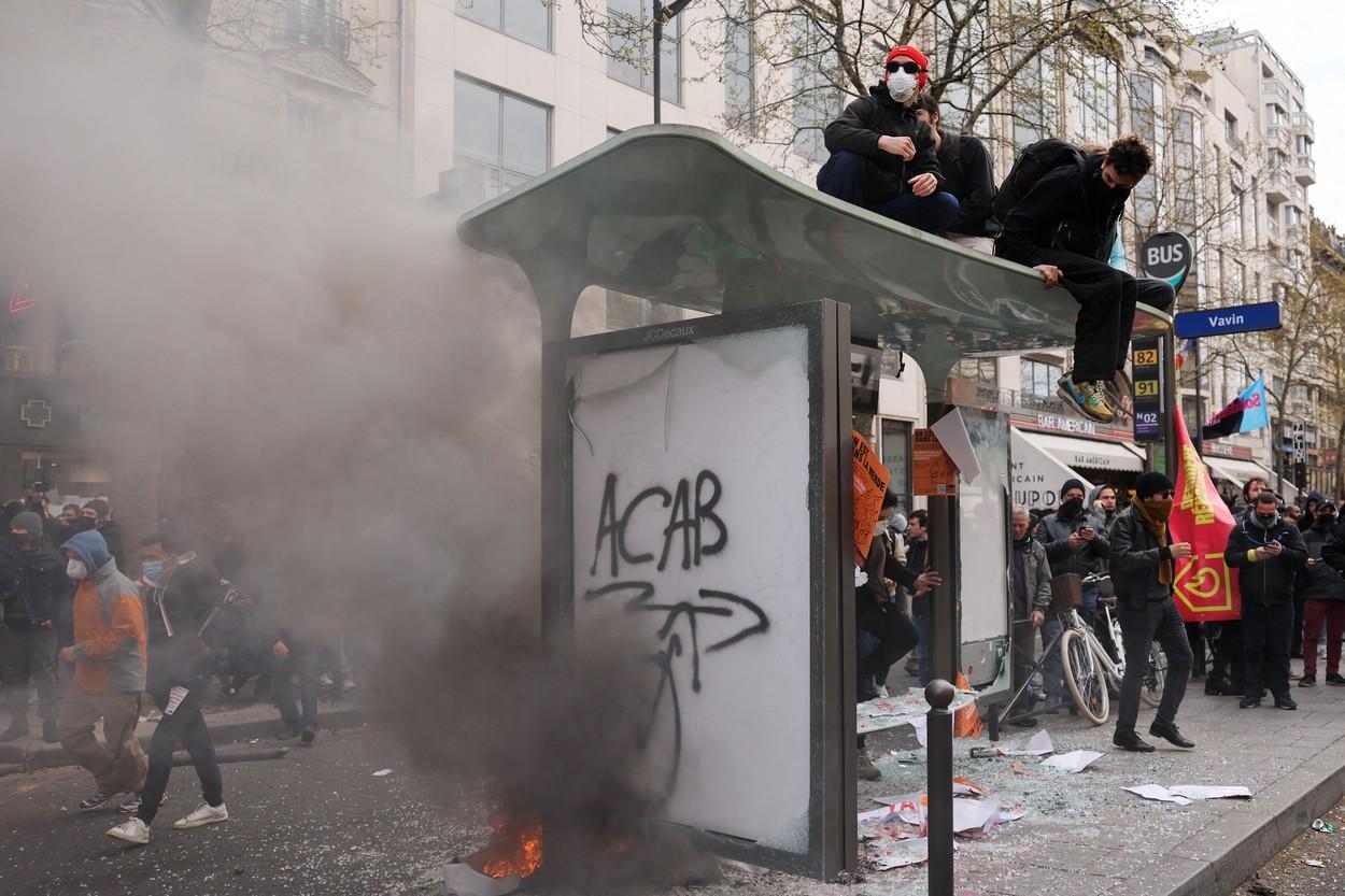 Franţa fierbe din nou. Restaurantul preferat al lui Macron, atacat. Manifestanţii aruncă în jandarmi cu pietre şi petarde