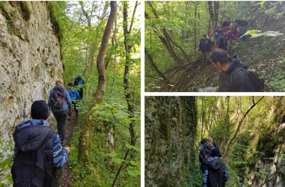 Cinci copii, unul dintre ei bebeluș, salvați alături de părinți din Cheile Carașului. Cei 10 turişti au petrecut noaptea în pădure