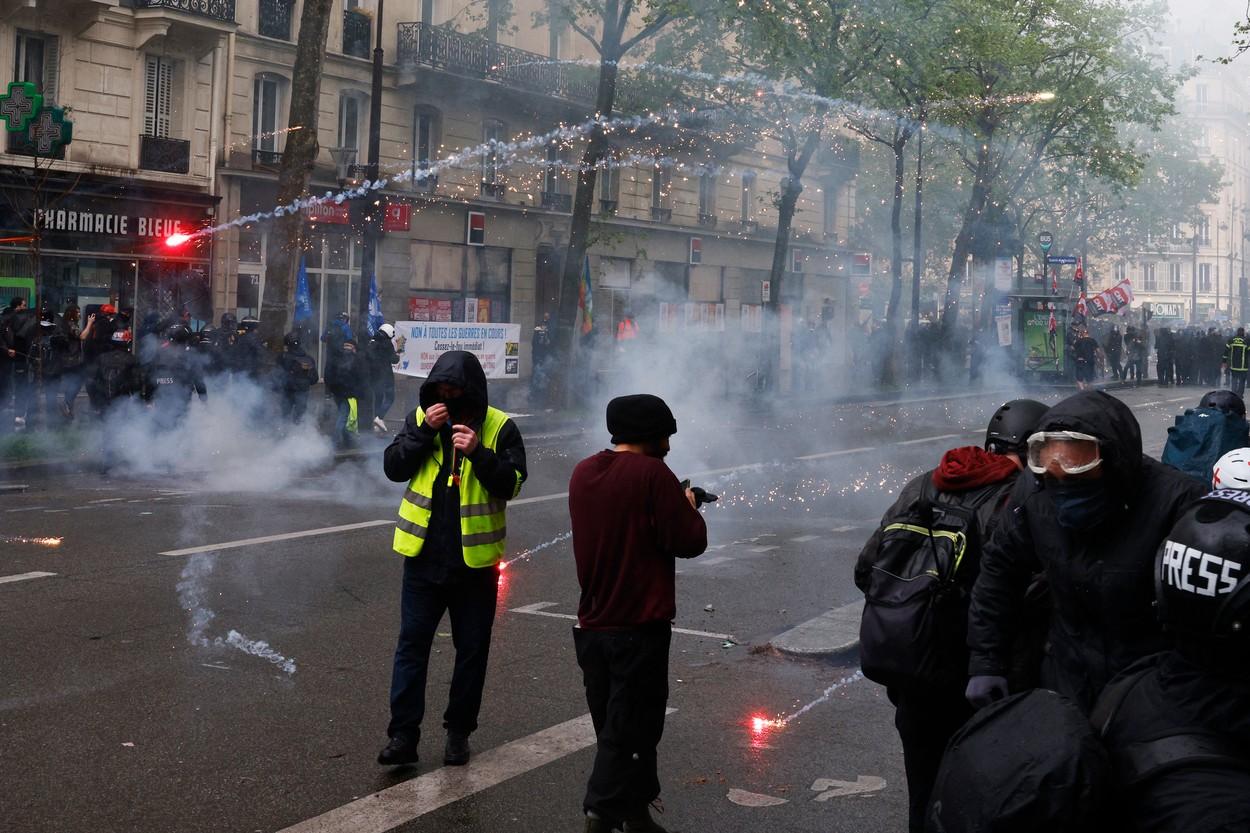 Ciocniri violente între protestatarii francezi şi poliţişti. Manifestanţii din Paris, monitorizaţi cu drone