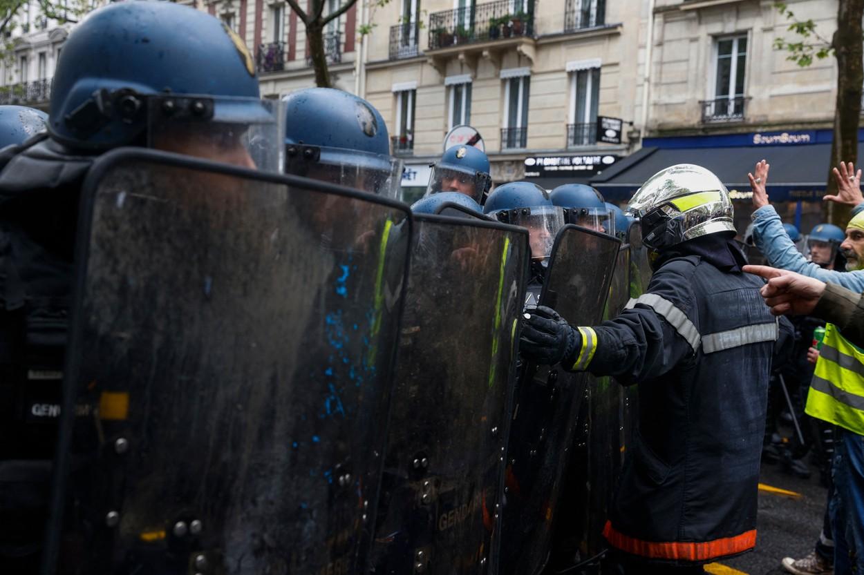 Ciocniri violente între protestatarii francezi şi poliţişti. Manifestanţii din Paris, monitorizaţi cu drone