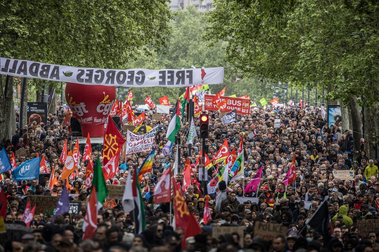 Ciocniri violente între protestatarii francezi şi poliţişti. Manifestanţii din Paris, monitorizaţi cu drone