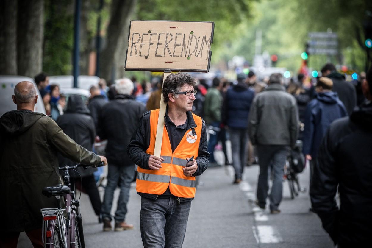 Ciocniri violente între protestatarii francezi şi poliţişti. Manifestanţii din Paris, monitorizaţi cu drone
