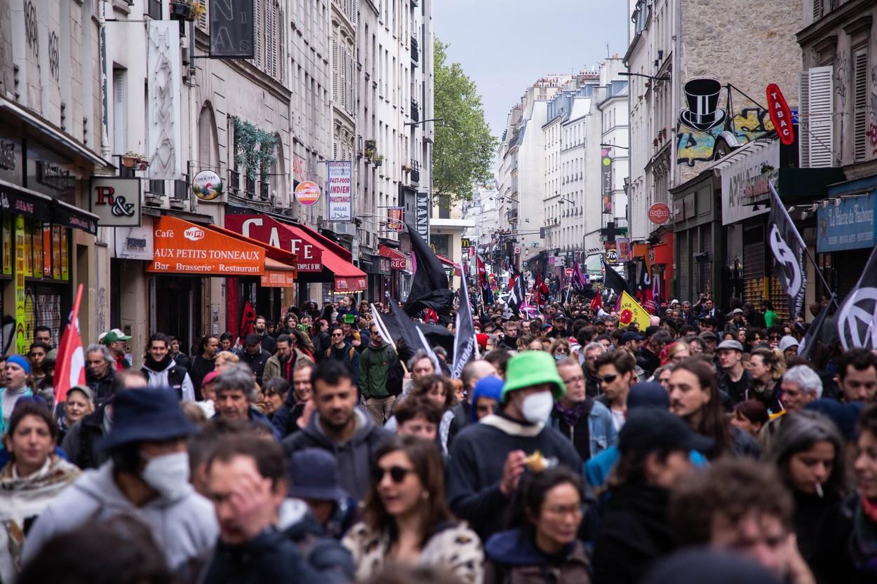 Ciocniri violente între protestatarii francezi şi poliţişti. Manifestanţii din Paris, monitorizaţi cu drone