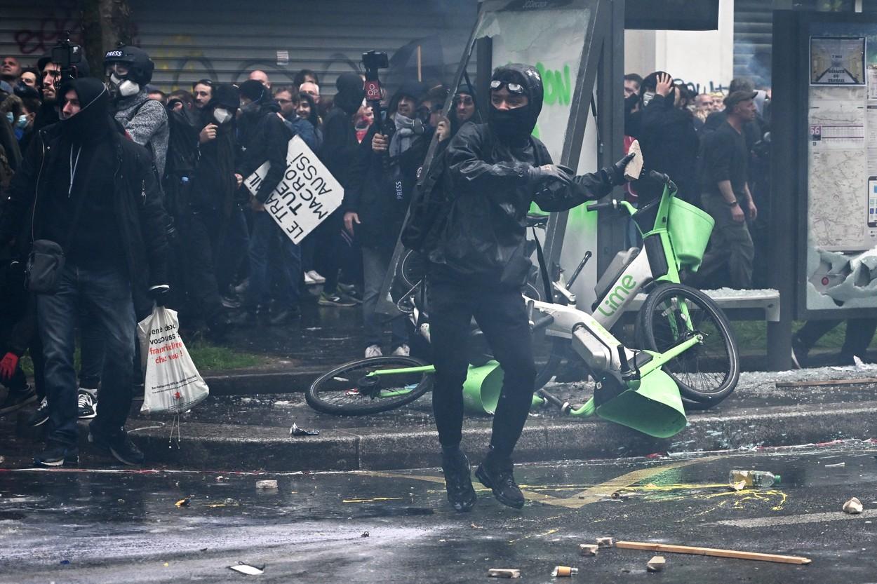 Ciocniri violente între protestatarii francezi şi poliţişti. Manifestanţii din Paris, monitorizaţi cu drone