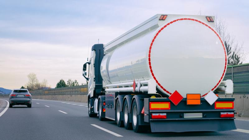 O cisternă încărcată cu lapte s-a răsturnat pe DN 69 în Arad. Şoferul a pierdut controlul în sensul giratoriu