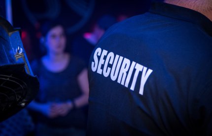 Bodyguard înjunghiat brutal într-un club din Suceava. Atacatorul era nervos că a fost dat afara din discotecă