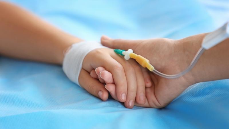 O fetiţă de 1 an din Botoşani, în stare gravă la spital după ce a băut accidental benzină. Frăţiorul ei îi oferise sticla, fără să ştie ce conţine