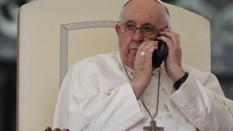 Telefonul primit de Papa Francisc în toiul audienţei din Piaţa Sf. Petru. Cât i-a lăsat pe credincioşi să aştepte