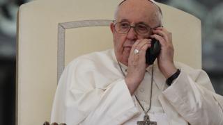 Telefonul primit de Papa Francisc în toiul audienţei din Piaţa Sf. Petru. Cât i-a lăsat pe credincioşi să aştepte