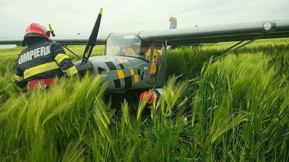 Un avion de agrement, aterizare forţată pe un câmp din Ialomiţa. Pilotul a reuşit să aducă avionul la sol după ce a rămas fără combustibil