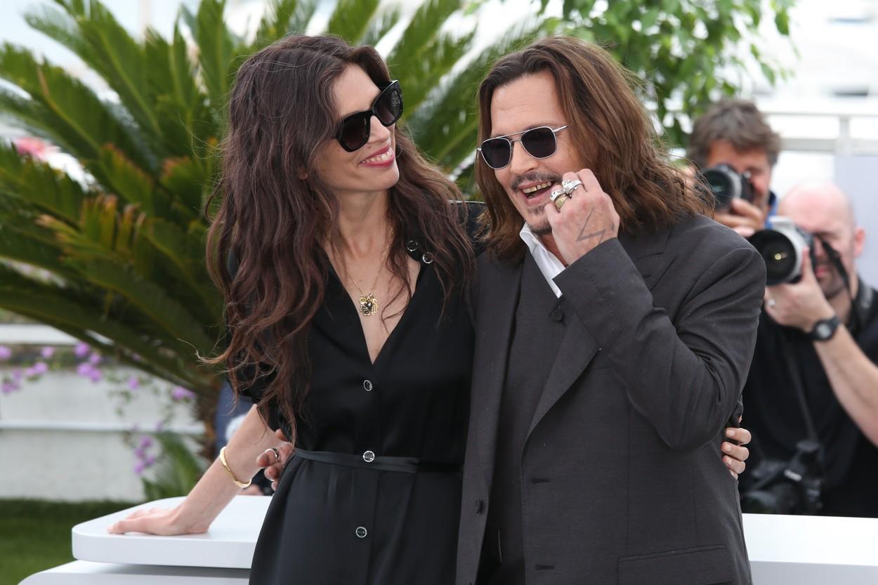 Dantura lui Johnny Depp a stârnit val de critici în mediul online, după apariția pe covorul roșu de la Cannes