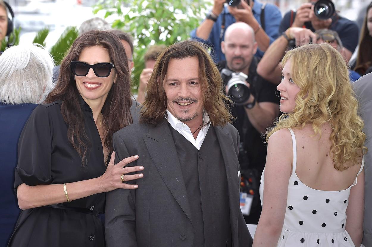 Dantura lui Johnny Depp a stârnit val de critici în mediul online, după apariția pe covorul roșu de la Cannes