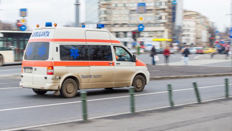 Ambulanţă spulberată pe o stradă din Sibiu, după ce o şoferiţă nu a auzit sirenele. Două persoane au ajuns la spital