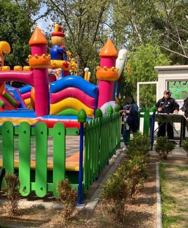 O fetiţă de 4 ani s-a spânzurat accidental într-un castel gonflabil, în Ucraina. Angajaţii, care au ignorat incidentul, au fugit de la faţa locului